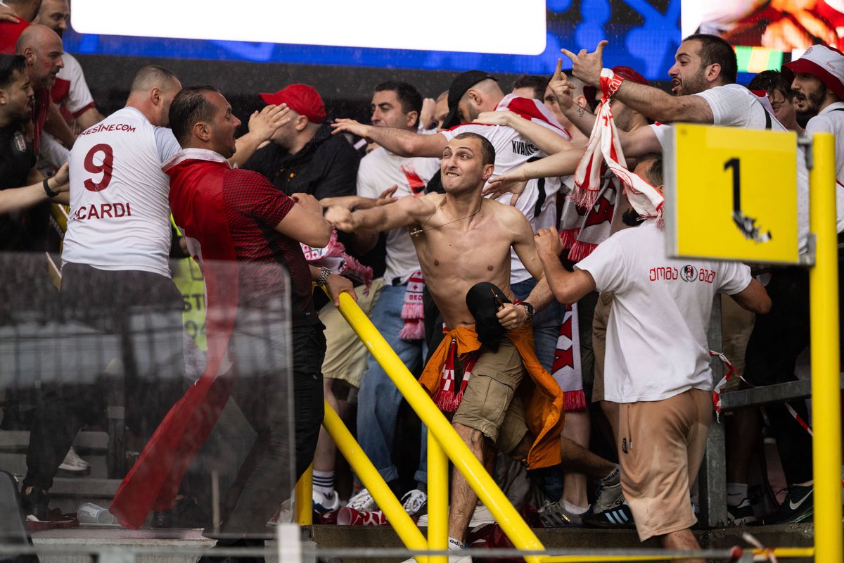 Bătaie generală între fani la Turcia - Georgia » Primele violențe pe un stadion de la EURO 2024