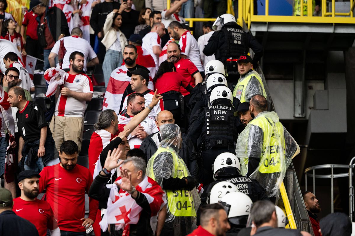 Bătaie generală între fani la Turcia - Georgia » Primele violențe pe un stadion de la EURO 2024