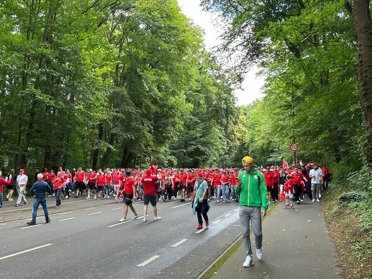 Aici vom juca împotriva Belgiei: stadionul la care ajungi prin pădure! » Ponturi de la echipa GSP aflată în Germania: vă vor ajuta enorm și scăpați de un stres