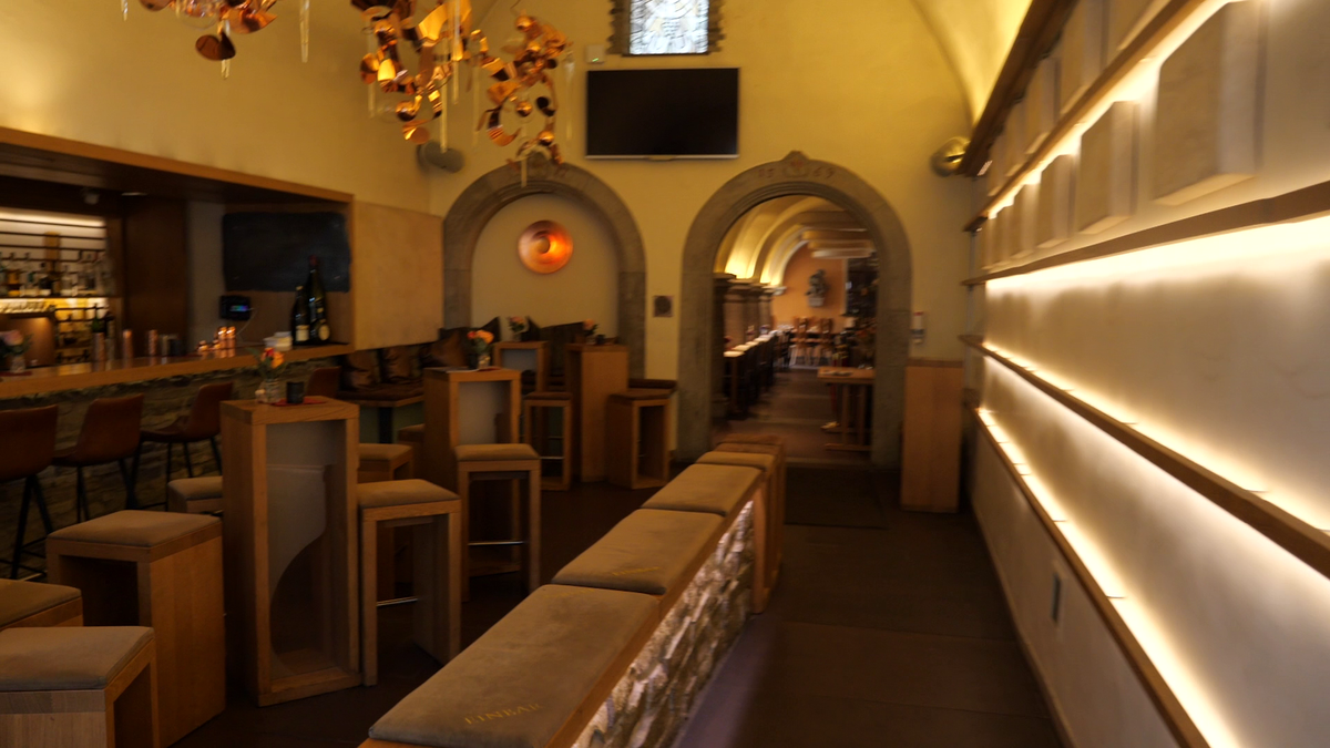 Reporterii GSP, în vizită la o cramă de peste 700 de ani din Würzburg » Cum arată cea mai veche sticlă de vin din lume, care datează de pe vremea lui Shakespeare