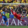Nicolae Stanciu îl „torpilează” pe portarul Andryi Lunin / Foto: Imago