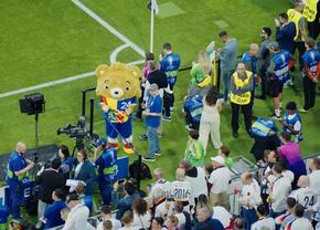 Scandal de securitate la Euro 2024! O falsă mascotă a păcălit forțele de ordine și a ajuns pe gazon!
