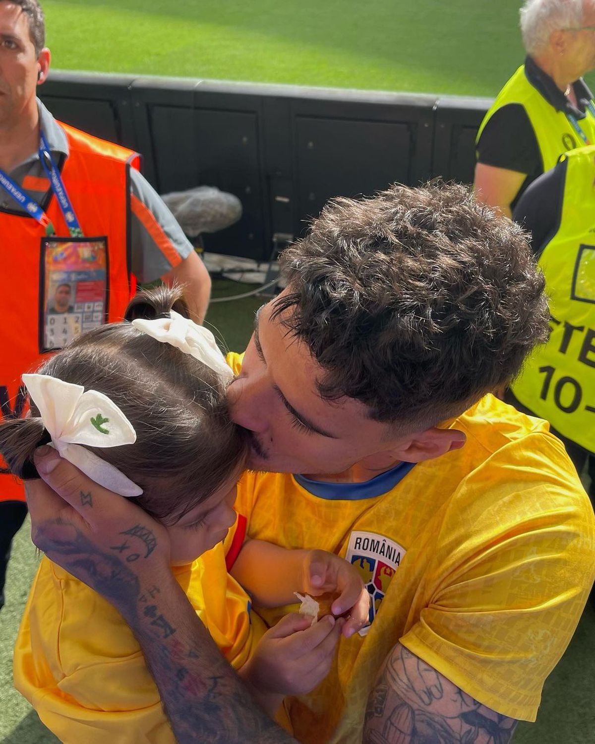 Au întors toate privirile la meciul istoric făcut de România la München! Iubitele „tricolorilor” au primit mii de like-uri