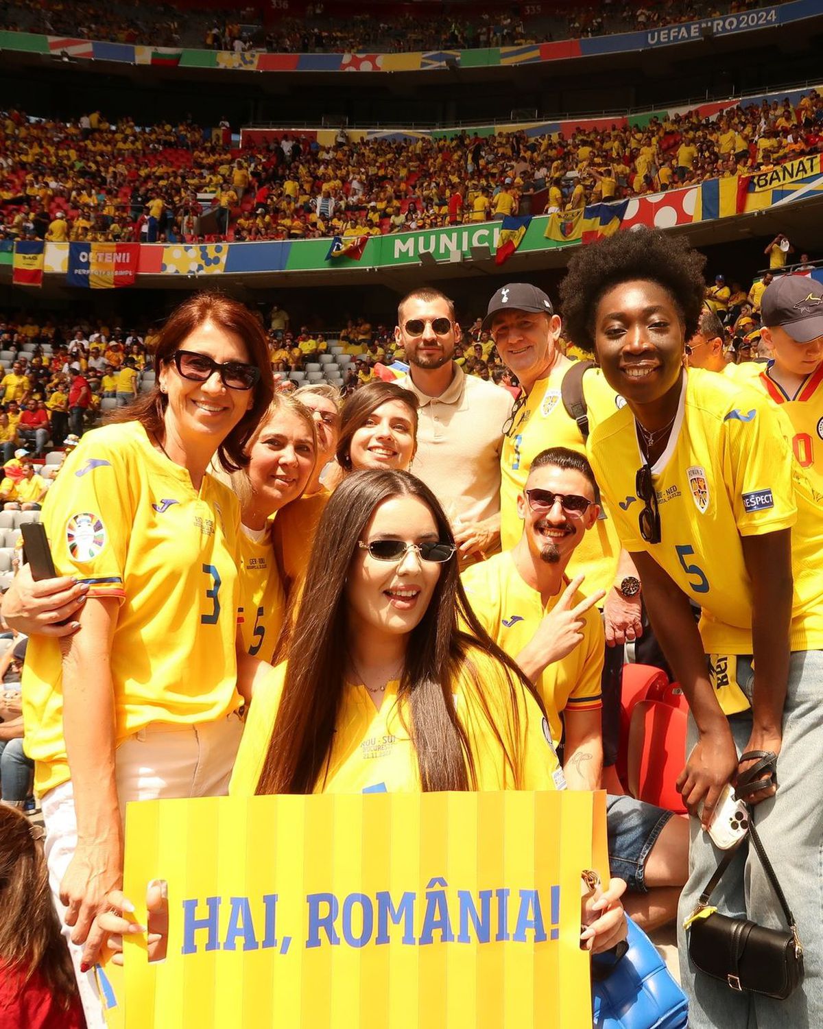 Au întors toate privirile la meciul istoric făcut de România la München! Iubitele „tricolorilor” au primit mii de like-uri