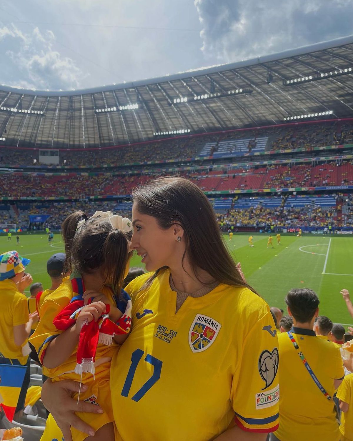 Au întors toate privirile la meciul istoric făcut de România la München! Iubitele „tricolorilor” au primit mii de like-uri