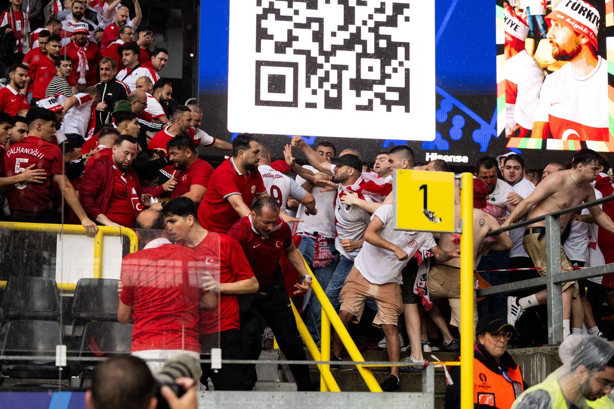 Bătaie generală între fani la Turcia - Georgia » Primele violențe pe un stadion de la EURO 2024