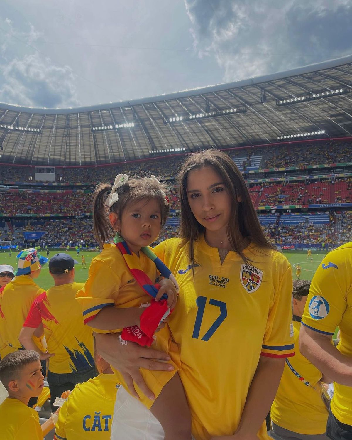 Au întors toate privirile la meciul istoric făcut de România la München! Iubitele „tricolorilor” au primit mii de like-uri