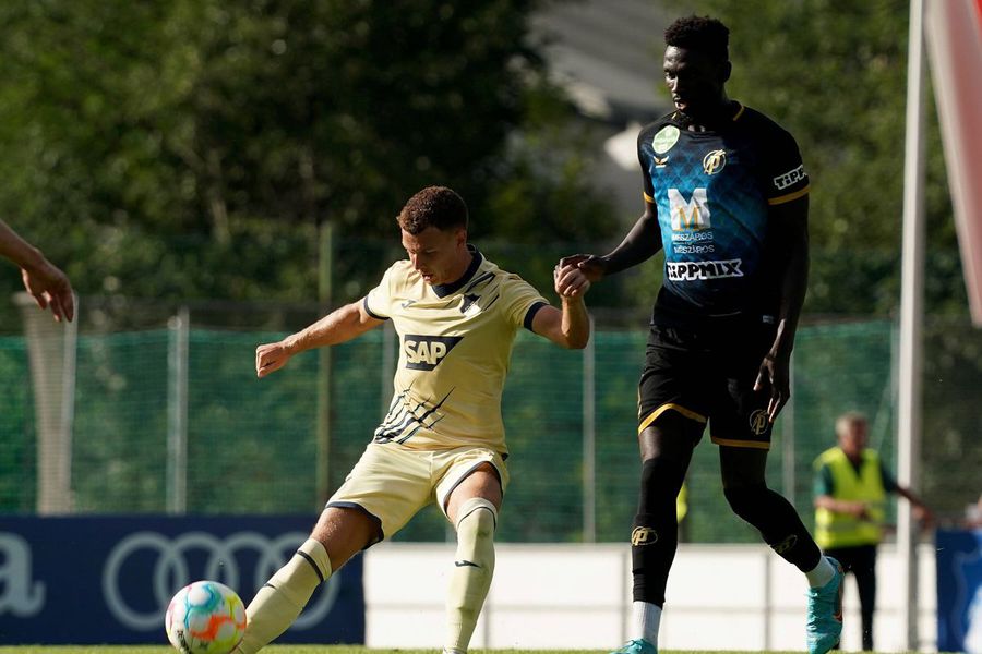 Lamin Colley (dreapta) / Foto: Imago Mihai Rotaru pune banii jos! Un milion de euro pentru un atacant de la o vicecampioană a Europei