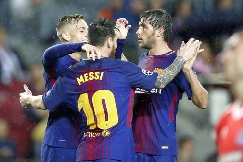 Gerard Deulofeu, în stânga, alături de Messi și Sergi Roberto // Foto: Imago