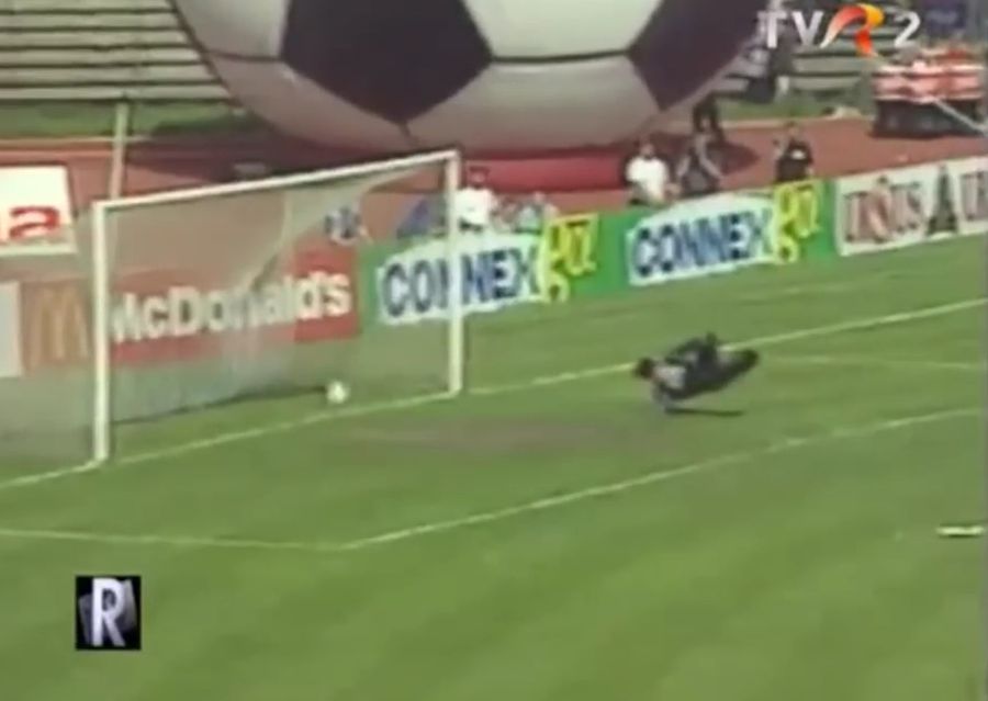 Momentul când, după ce a lovit transversala, mingea a atins pământul dincolo de linia porții Craiovei: gol valabil nevalidat. Foto: captură TVR Mărturie incredibilă a arbitrului care i-a interzis titlul lui Mircea Lucescu, în 1998: „Jur! Asta i-am spus lui Copos!” + Povestea golului anulat eronat, dezvăluită după 27 de ani: „Rapidul nu prea-mi plăcea!”