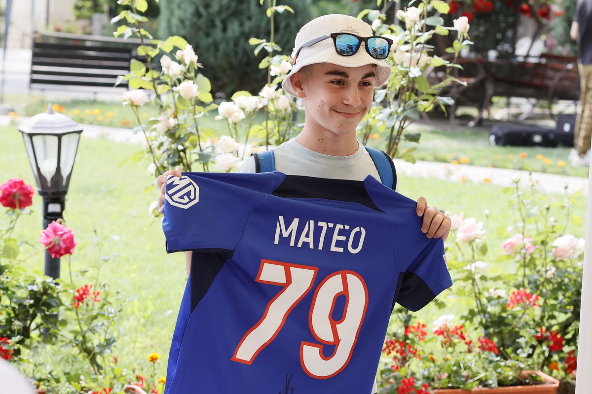 Dinamoviștii l-au adoptat deja pe Musi: asaltat pentru poze și autografe » Moment inedit cu un fan al rivalilor de la FCSB