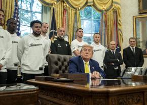 Vizită surprinzătoare la Casa Albă! Igor Tudor și jucătorii lui Juventus s-au întâlnit cu Donald Trump în Biroul Oval