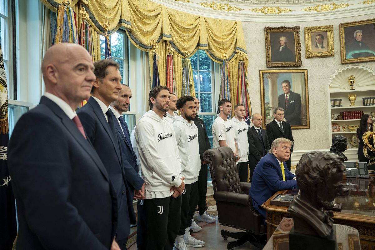 Vizită surprinzătoare la Casa Albă! Igor Tudor și jucătorii lui Juventus s-au întâlnit cu Donald Trump în Biroul Oval