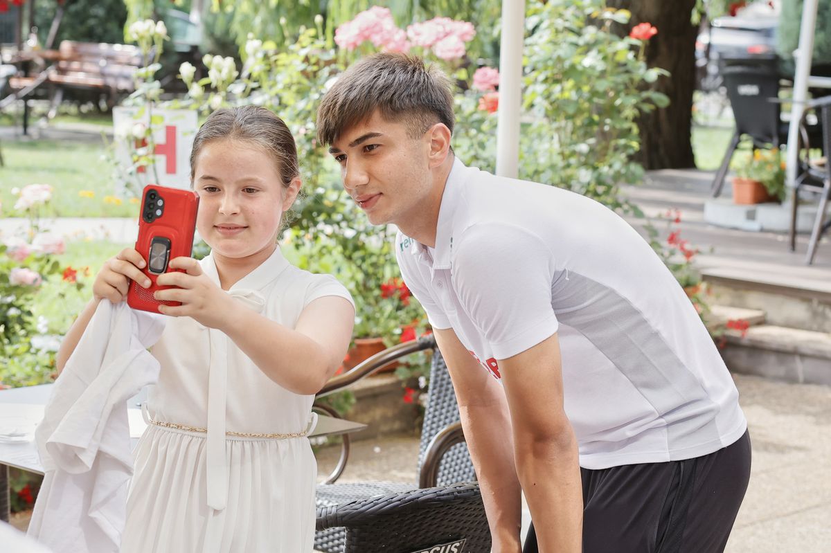 Dinamoviștii l-au adoptat deja pe Musi: asaltat pentru poze și autografe » Moment inedit cu un fan al rivalilor de la FCSB