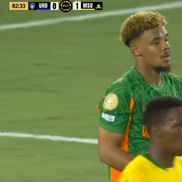 Arbitrul Clement Turpin a acordat corner după ce portarul lui Mamelodi Sundowns a depășit 8 secunde cu mingea în brațe / Foto: DAZN