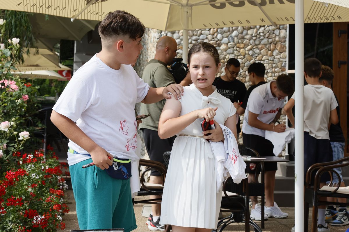 Dinamoviștii l-au adoptat deja pe Musi: asaltat pentru poze și autografe » Moment inedit cu un fan al rivalilor de la FCSB