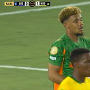 Arbitrul Clement Turpin a acordat corner după ce portarul lui Mamelodi Sundowns a depășit 8 secunde cu mingea în brațe / Foto: DAZN