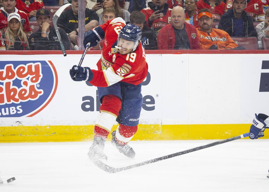 Sam Reinhart/ foto: Imago Lumea hocheiului a așteptat așa ceva 103 ani. Meciul decisiv al finalei NHL a intrat în istorie