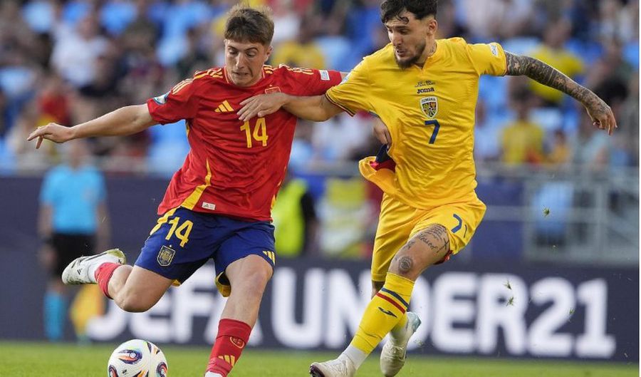 Mikel Jauregizar (în duel cu Ianis Stoica), în Spania U21 - România U21 2-1 / Foto: X Dinamo a luat decizia finală în privința lui Ianis Stoica: „Am plusat foarte mult”