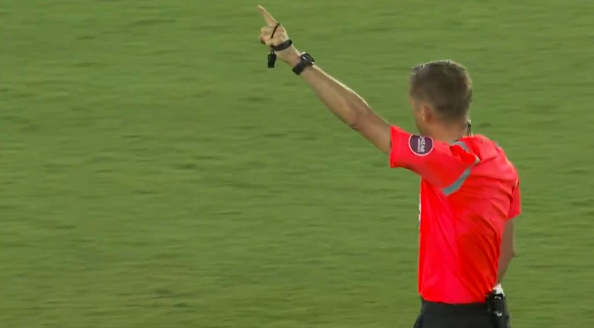 Ronwen William (Mamelodi Sundowns) este primul portar penalizat de noua regulă a celor 8 secunde