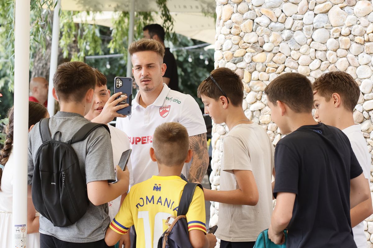 Dinamoviștii l-au adoptat deja pe Musi: asaltat pentru poze și autografe » Moment inedit cu un fan al rivalilor de la FCSB