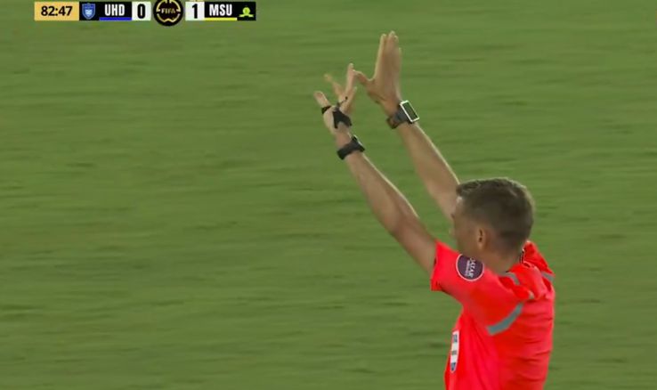 Arbitrul Clement Turpin a acordat corner după ce portarul lui Mamelodi Sundowns a depășit 8 secunde cu mingea în brațe / Foto: DAZN
