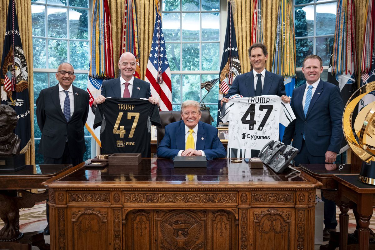 Vizită surprinzătoare la Casa Albă! Igor Tudor și jucătorii lui Juventus s-au întâlnit cu Donald Trump în Biroul Oval
