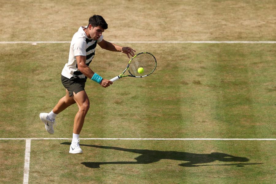Carlos Alcaraz în acțiune la Queen's Foto: Guliver/GettyImages Carlos Alcaraz: „Primul meu gând a fost Emma” » Spaniolul crede că noua formulă de dublu mixt de la US Open este minunată