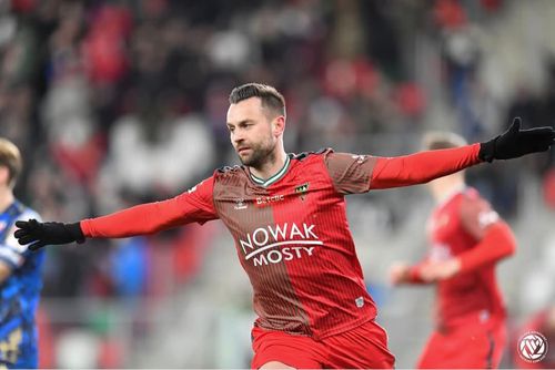 Kamil Bilinski în prezent, la 37 de ani, savurând un gol în Polonia