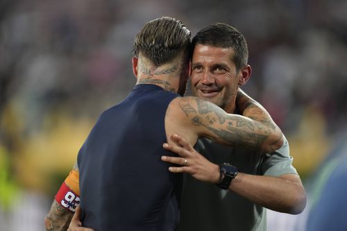 Sergio Ramos și Cristi Chivu surprinși îmbrățișându-se la finalul meciului dintre Monterrey și Inter de la Campionatul Mondial al Cluburilor. Foto: Imago