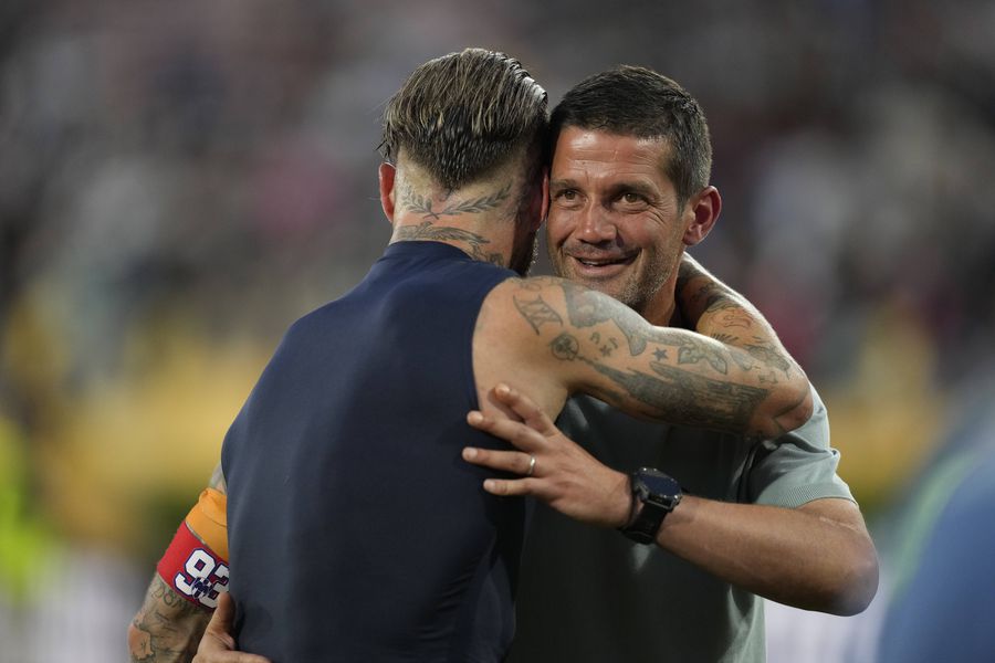 Sergio Ramos și Cristi Chivu surprinși îmbrățișându-se la finalul meciului dintre Monterrey și Inter de la Campionatul Mondial al Cluburilor. Foto: Imago Ce a spus legenda Sergio Ramos, după ce a marcat și i-a stricat debutul lui Chivu pe banca lui Inter