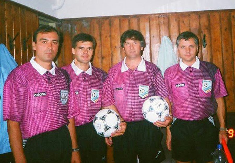 Iosif Olah (primul din dreapta) într-o brigadă în care mai apare și fostul ecuson FIFA Sorin Corpodean (al doilea din stânga). Foto: sportcâmpina Mărturie incredibilă a arbitrului care i-a interzis titlul lui Mircea Lucescu, în 1998: „Jur! Asta i-am spus lui Copos!” + Povestea golului anulat eronat, dezvăluită după 27 de ani: „Rapidul nu prea-mi plăcea!”