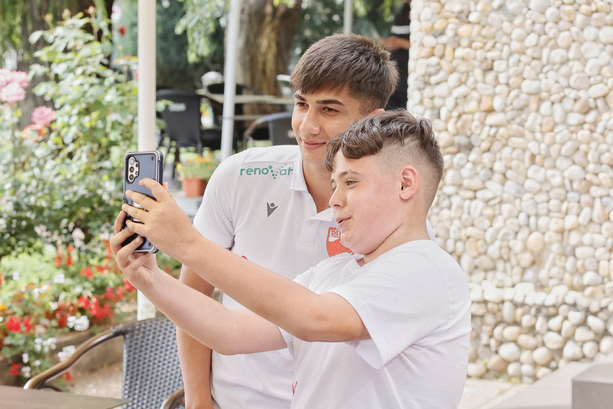 Dinamoviștii l-au adoptat deja pe Musi: asaltat pentru poze și autografe » Moment inedit cu un fan al rivalilor de la FCSB