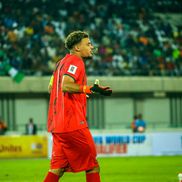 Arbitrul Clement Turpin a acordat corner după ce portarul lui Mamelodi Sundowns a depășit 8 secunde cu mingea în brațe / Foto: Imago