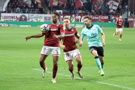 Clinton N'Jie (stânga) e OUT de la Rapid