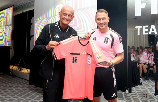 Istvan Kovacs, echipament cu dungi aurii din partea FIFA pentru meciul istoric de la Campionatul Mondial