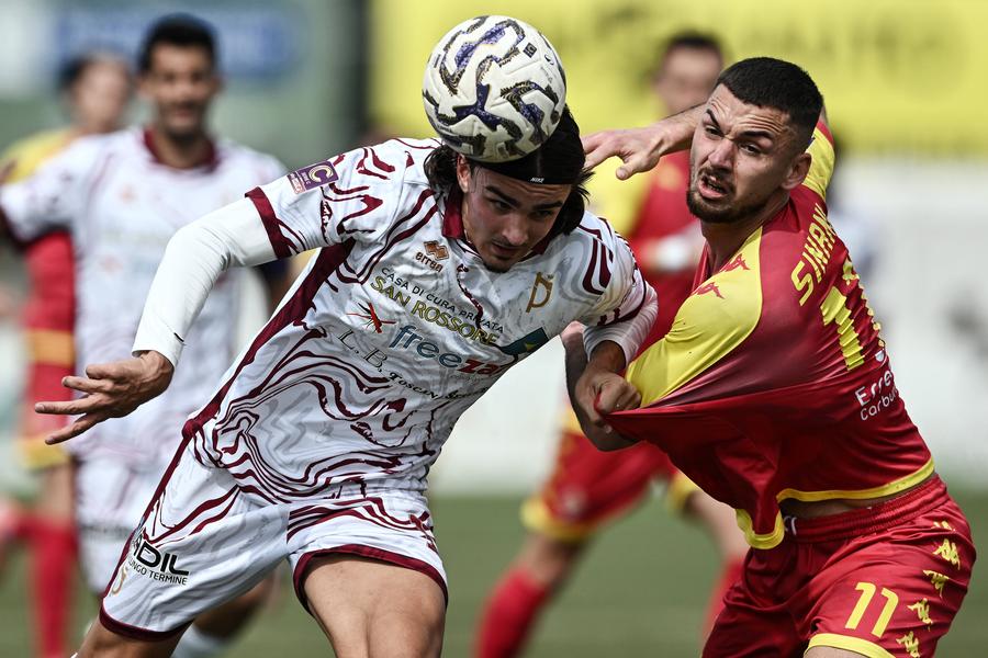 Ismet Sinani (dreapta), format la AC Milan, aproape de a semna cu UTA // FOTO Imago Images Fostul atacant crescut de AC Milan, aproape de un transfer în Superliga