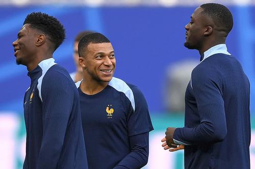Ibrahima Konate, în dreapta, alături de Kylian Mbappe și Aurelien Tchouameni // foto: X @ realmadrid