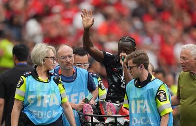 Accidentare horror la Mondial, în Canada - Qatar » Scos pe targă, în timp ce colegii plângeau pe teren