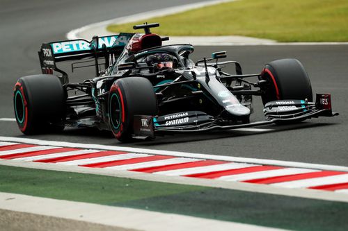 Lewis Hamilton rulând în calificări pe circuitul maghiar Foto Guliver/GettyImages