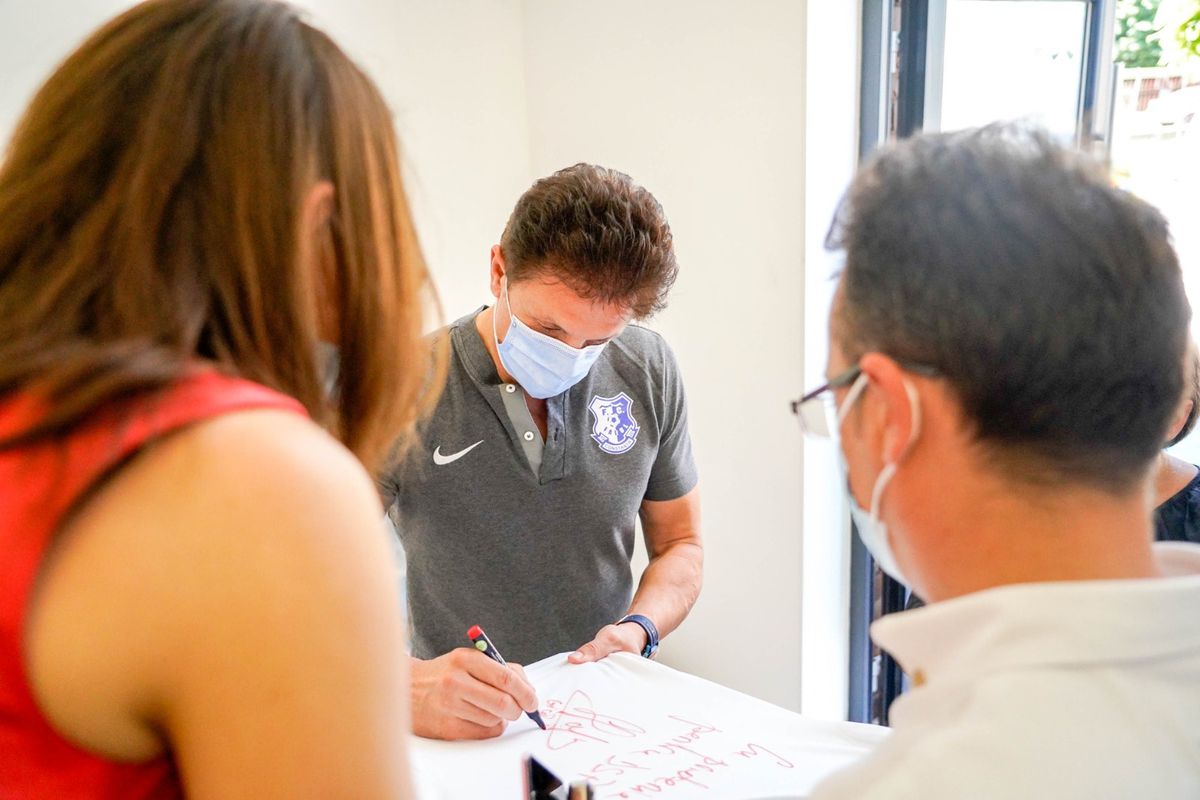 Gică Popescu și Tiberiu Curt, în vizită la Secția de Pediatrie a Spitalului Județean din Arad