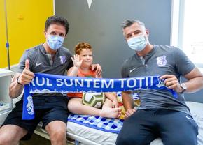 Gică Popescu și Tiberiu Curt, în vizită la Secția de Pediatrie a Spitalului Județean din Arad. Copiii au primit cadouri
