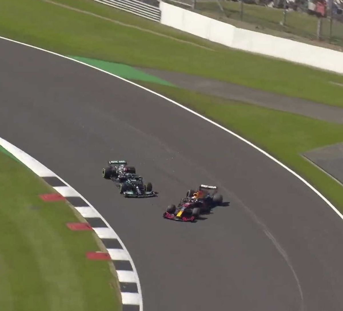 Max Verstappen nu îl iartă pe Lewis Hamilton: „Am urmărit din spital cum sărbătoreau victoria”