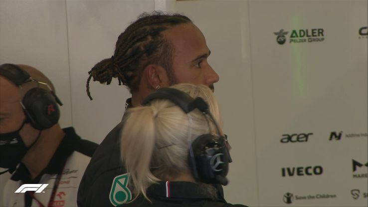 Hamilton urmărind reluările, cât a fost întreruptă cursa