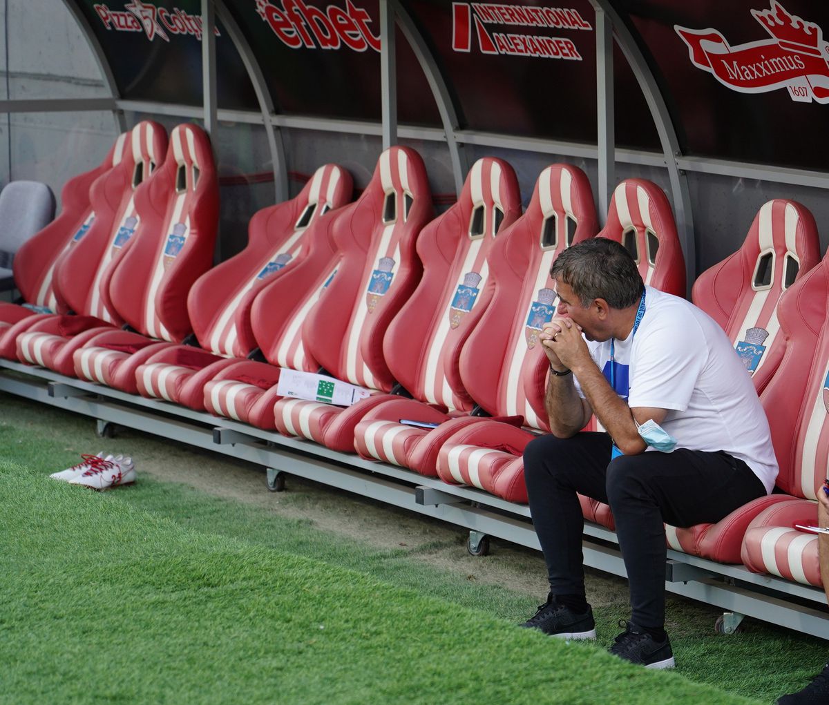 UTA - Farul 0-0 » Mai multă luptă decât fotbal » Echipa lui Hagi a jucat în 9 pe final