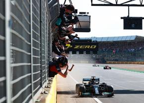 Hamilton a revenit incredibil după ciocnirea cu Verstappen! A 8-a victorie din carieră la Silverstone