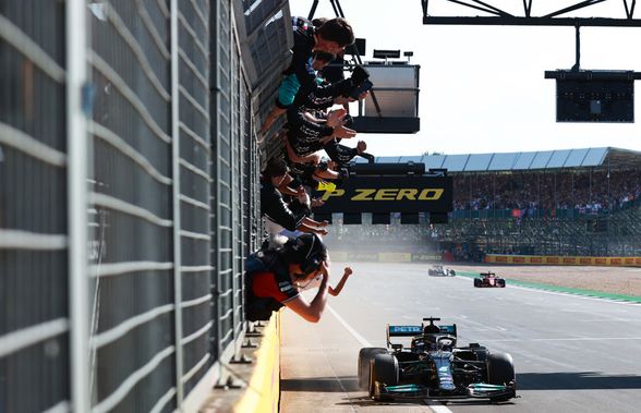 Hamilton a revenit incredibil după ciocnirea cu Verstappen! A 8-a victorie din carieră la Silverstone