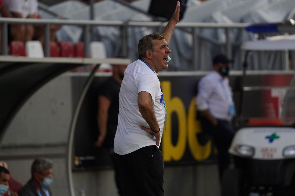 UTA - Farul 0-0 » Mai multă luptă decât fotbal » Echipa lui Hagi a jucat în 9 pe final