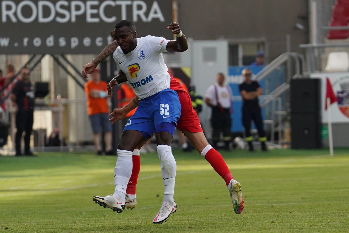 UTA - Farul 0-0 » Mai multă luptă decât fotbal » Echipa lui Hagi a jucat în 9 pe final