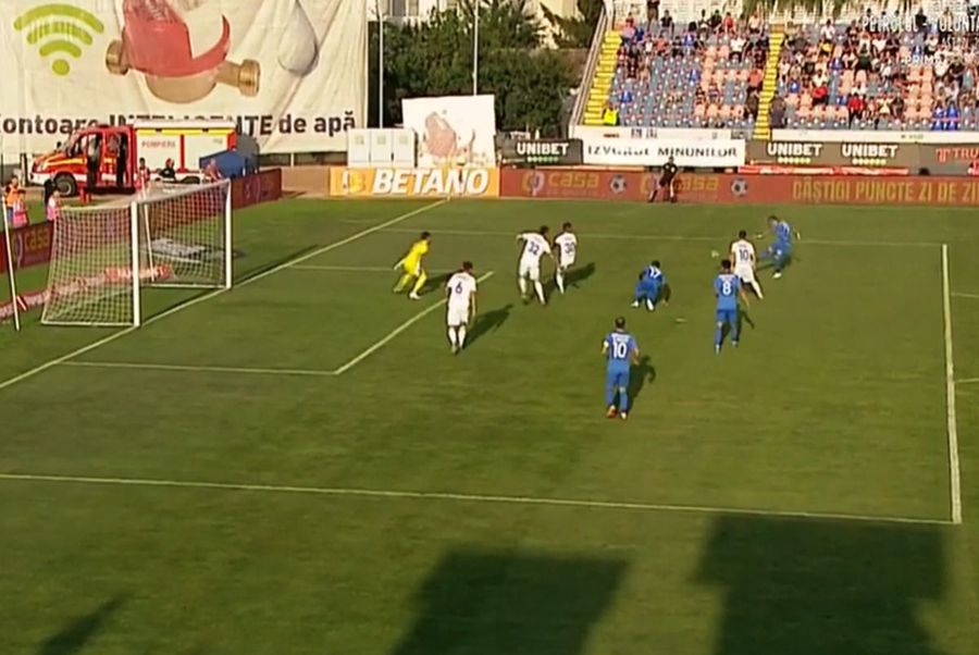Șutul năprasnic al lui Andreas Mihaiu din interiorul careului / Captură Prima Sport Năprasnic! Fostul jucător al lui Dinamo a înscris unul dintre golurile etapei în Liga 1!